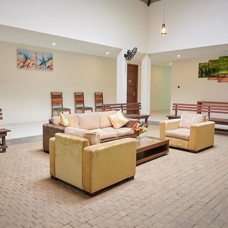 Kethumathee Hotel&Banquet Ratnapura Bagian luar foto