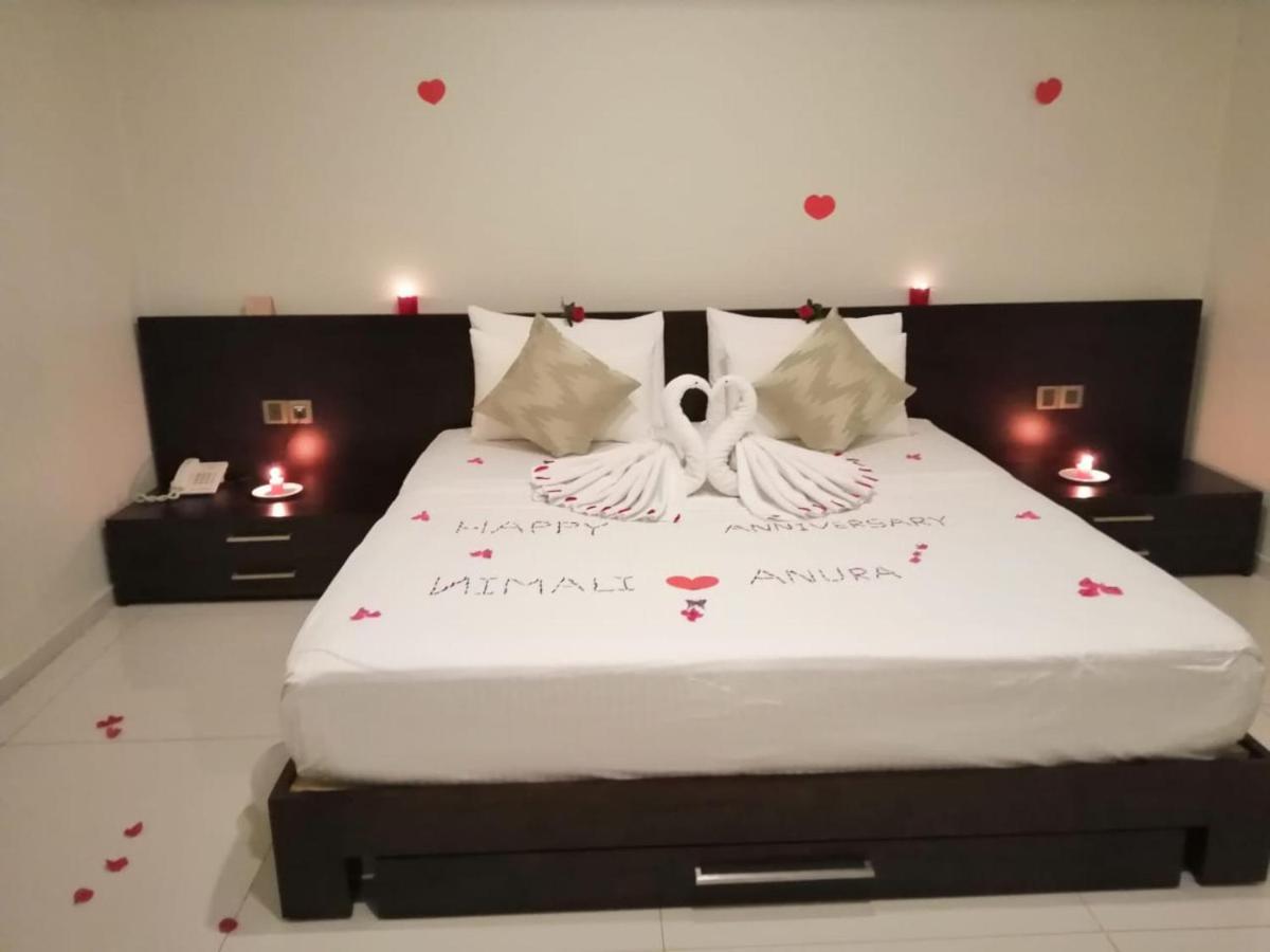 Kethumathee Hotel&Banquet Ratnapura Bagian luar foto