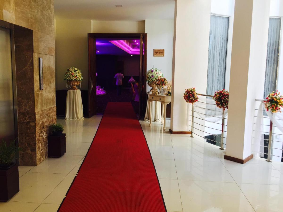 Kethumathee Hotel&Banquet Ratnapura Bagian luar foto