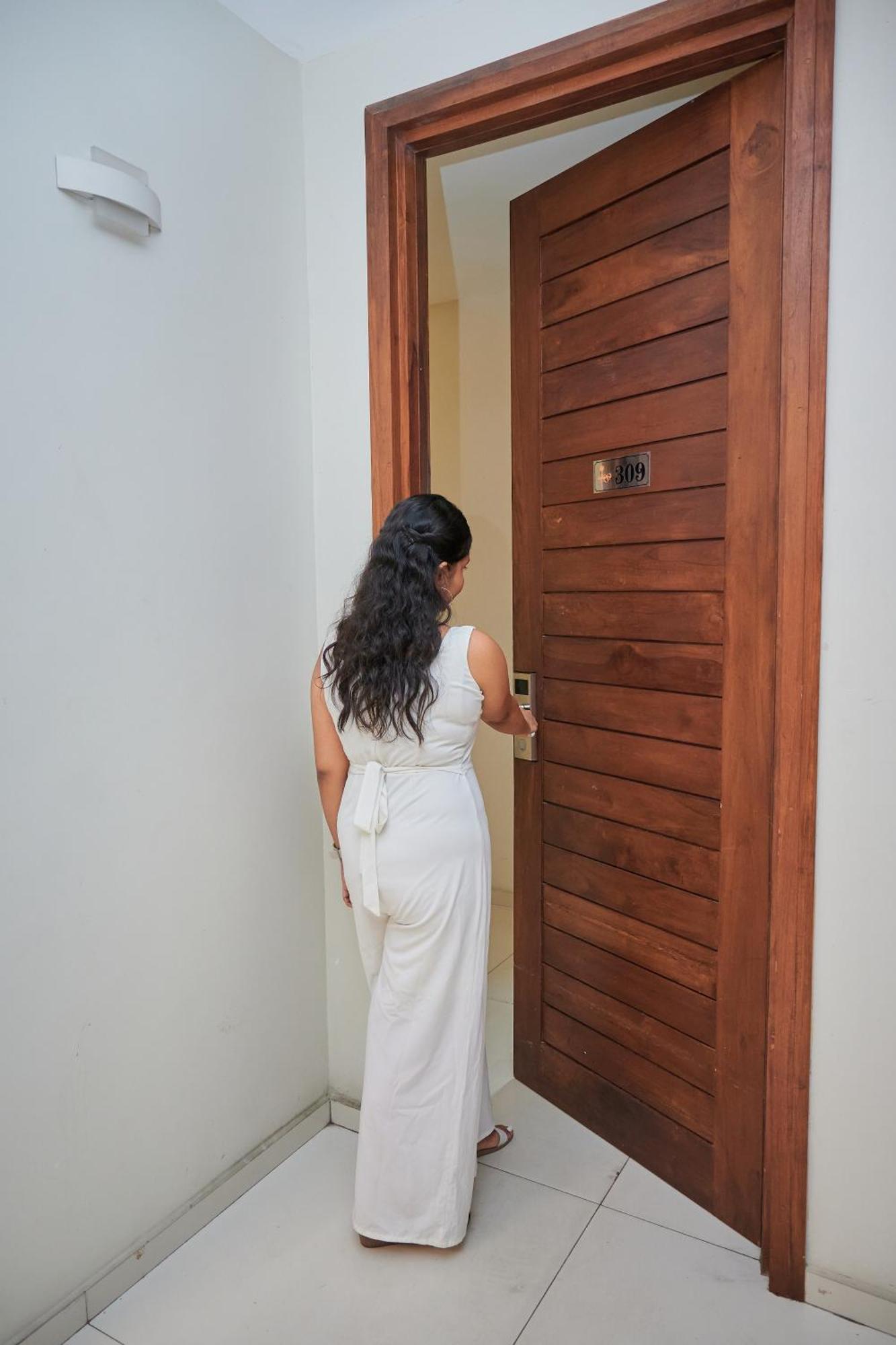 Kethumathee Hotel&Banquet Ratnapura Bagian luar foto
