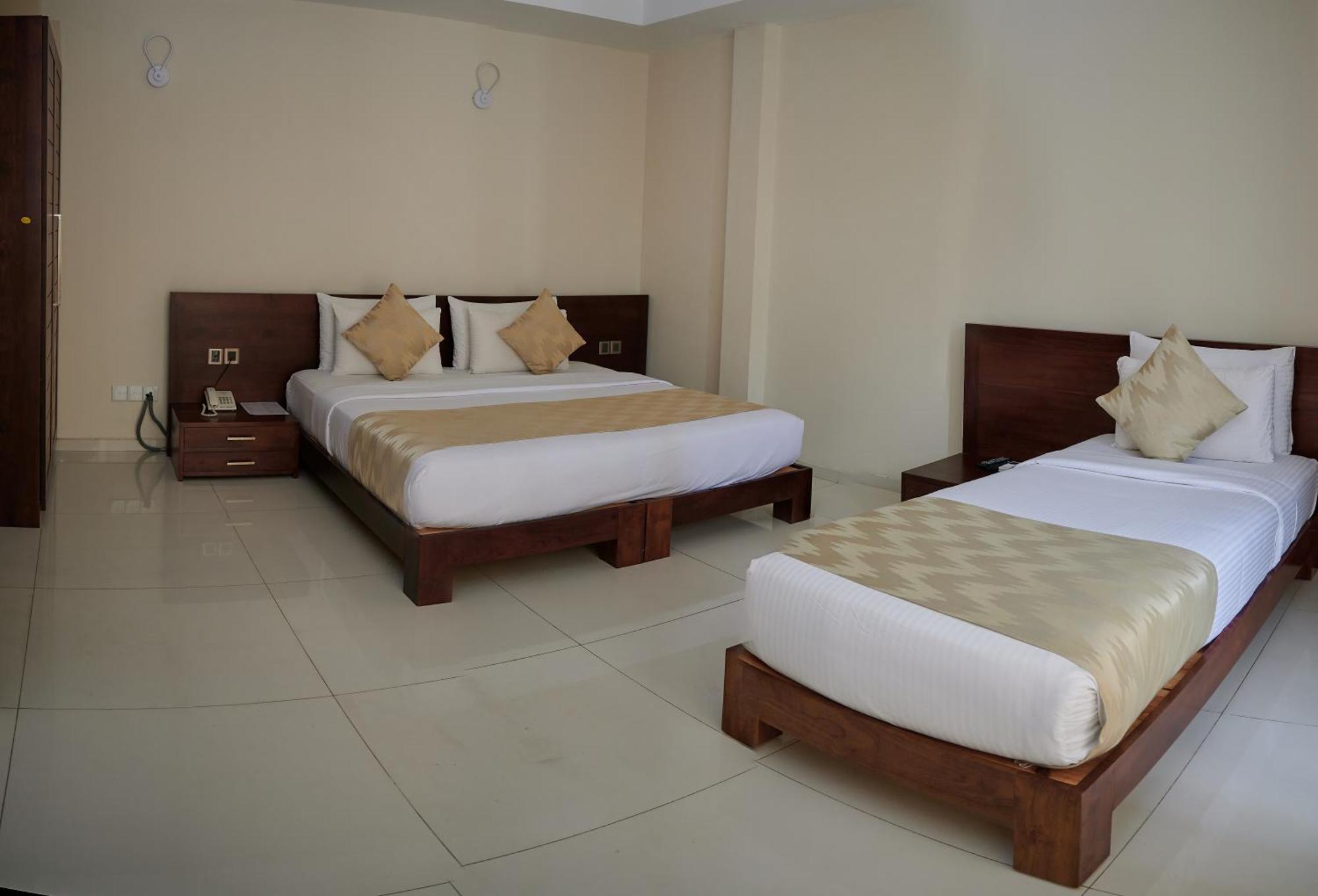 Kethumathee Hotel&Banquet Ratnapura Bagian luar foto