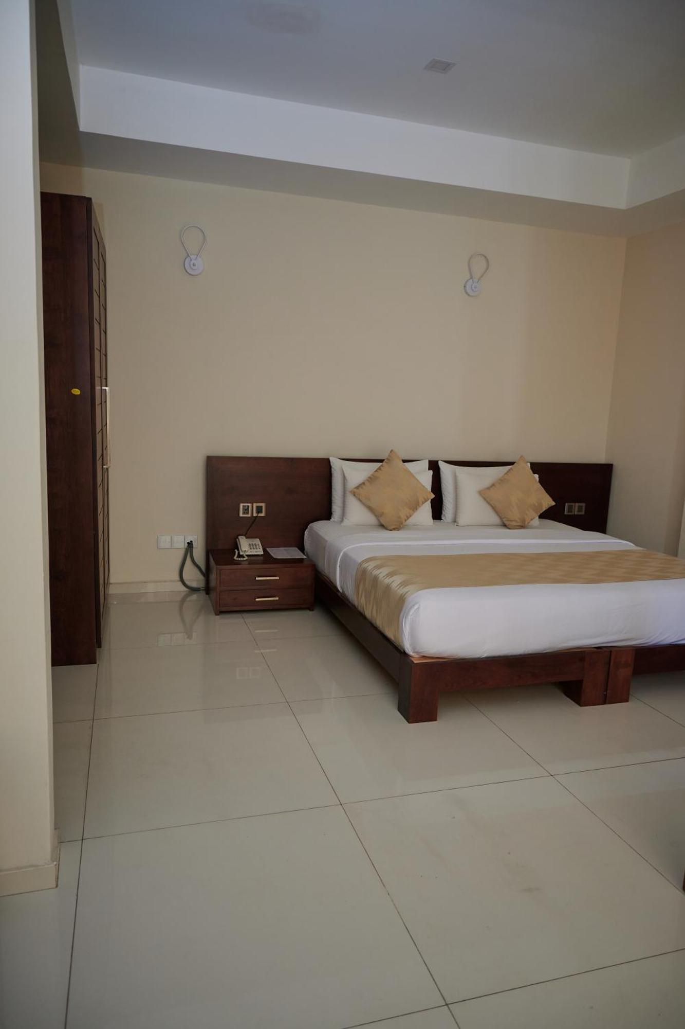 Kethumathee Hotel&Banquet Ratnapura Bagian luar foto