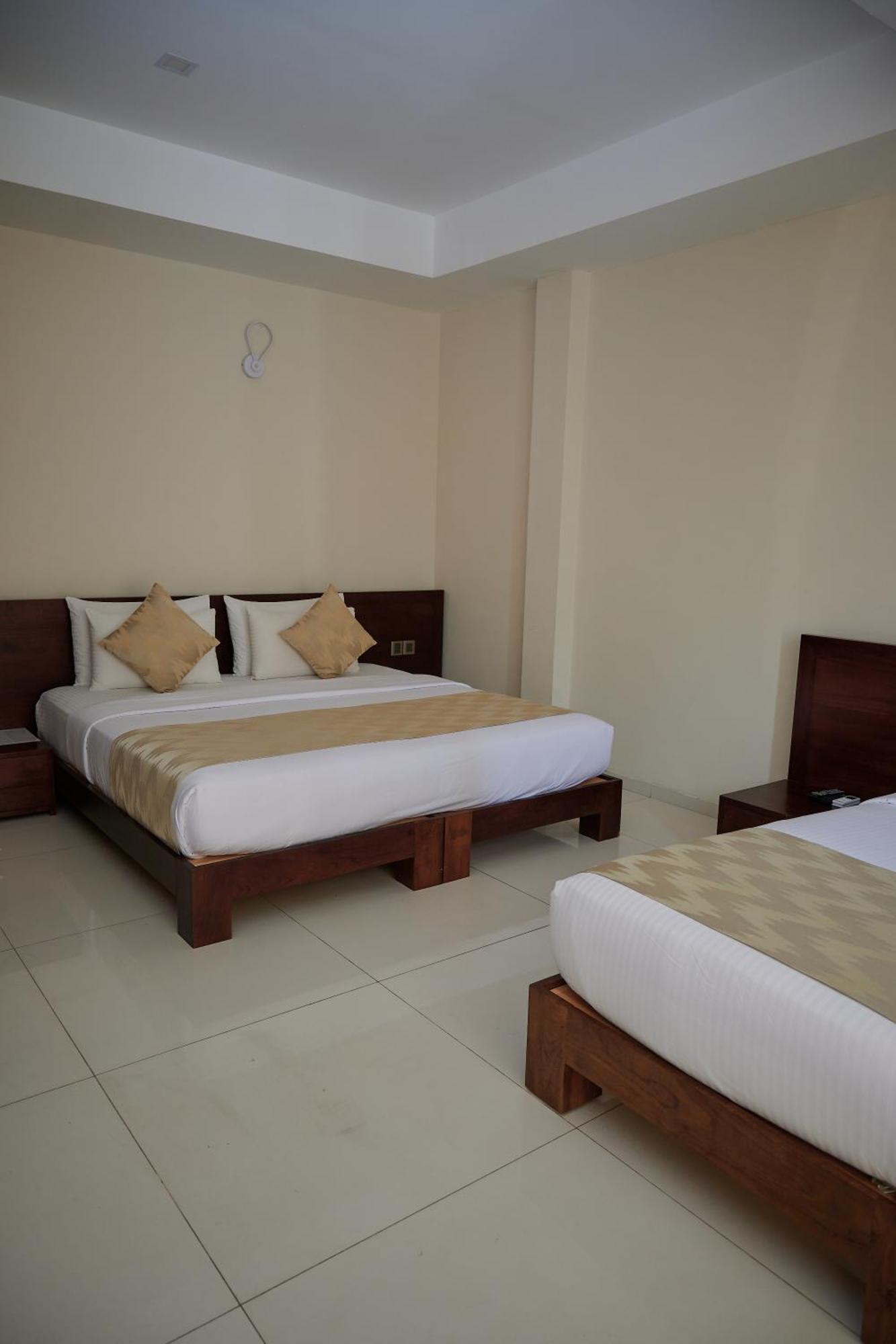 Kethumathee Hotel&Banquet Ratnapura Bagian luar foto