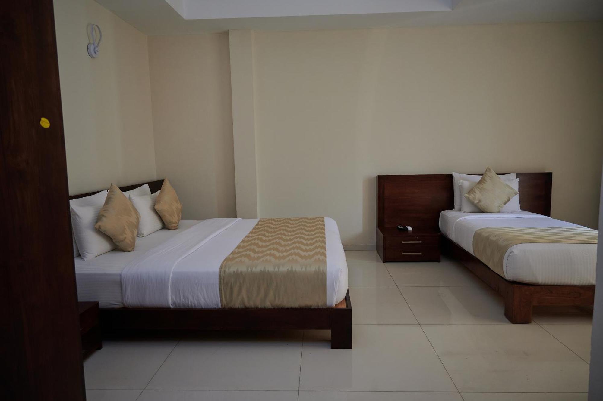 Kethumathee Hotel&Banquet Ratnapura Bagian luar foto