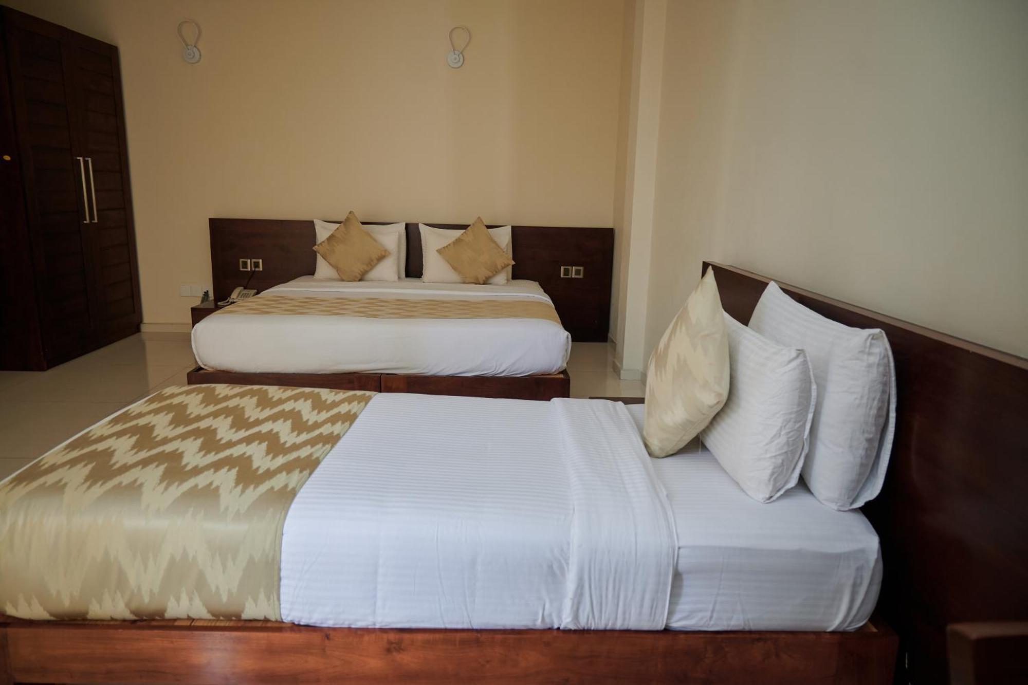 Kethumathee Hotel&Banquet Ratnapura Bagian luar foto