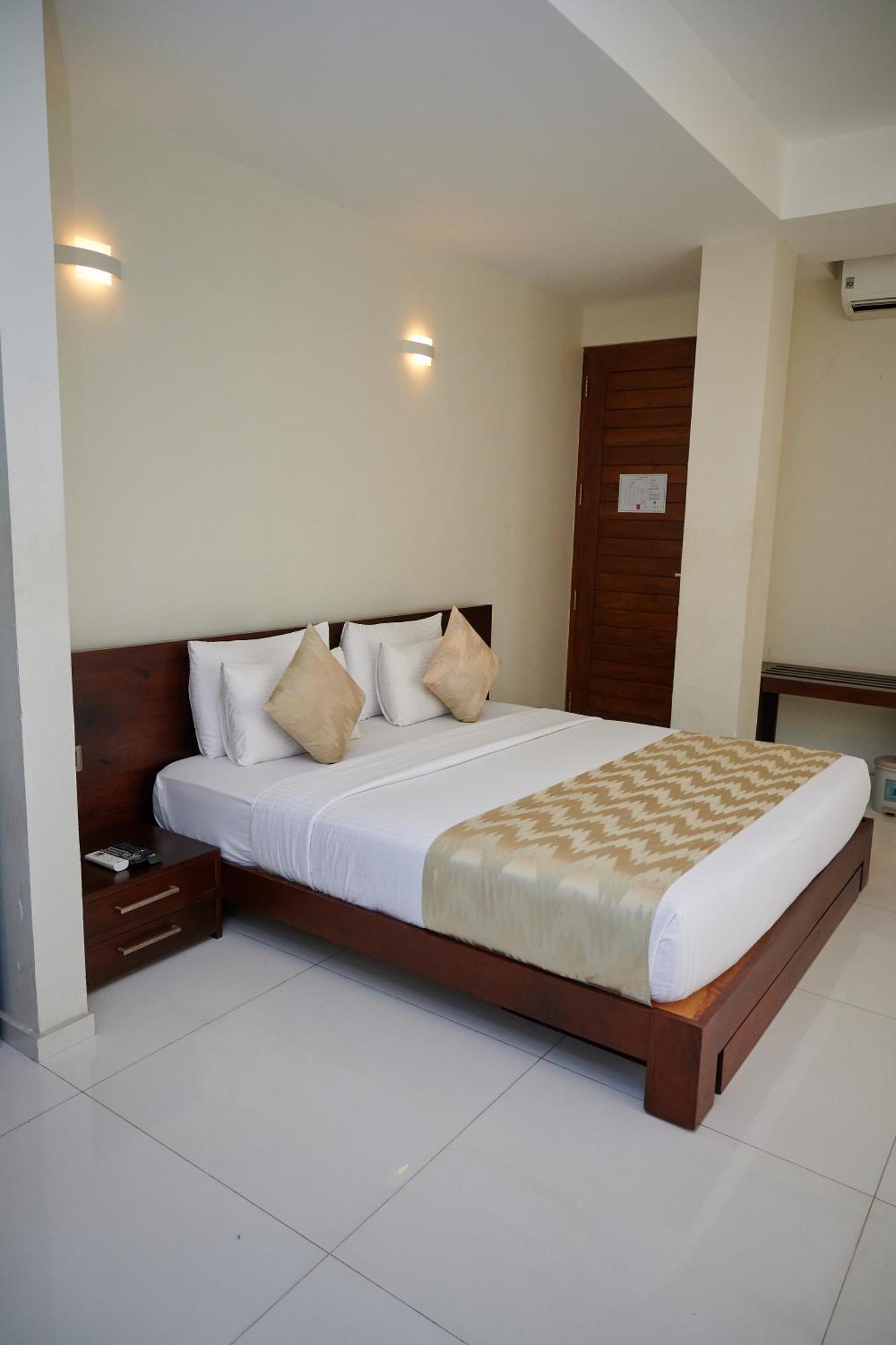 Kethumathee Hotel&Banquet Ratnapura Bagian luar foto