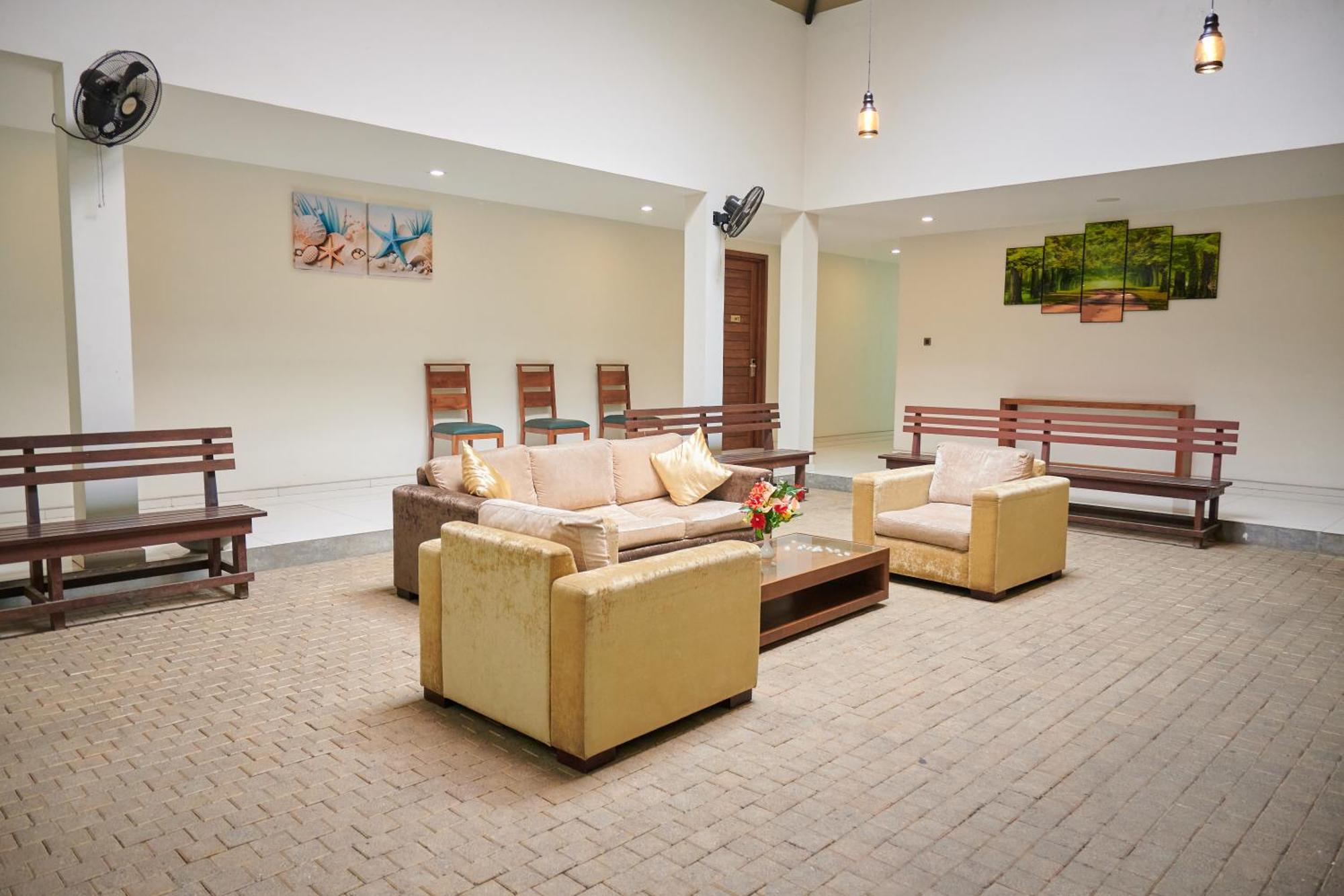 Kethumathee Hotel&Banquet Ratnapura Bagian luar foto