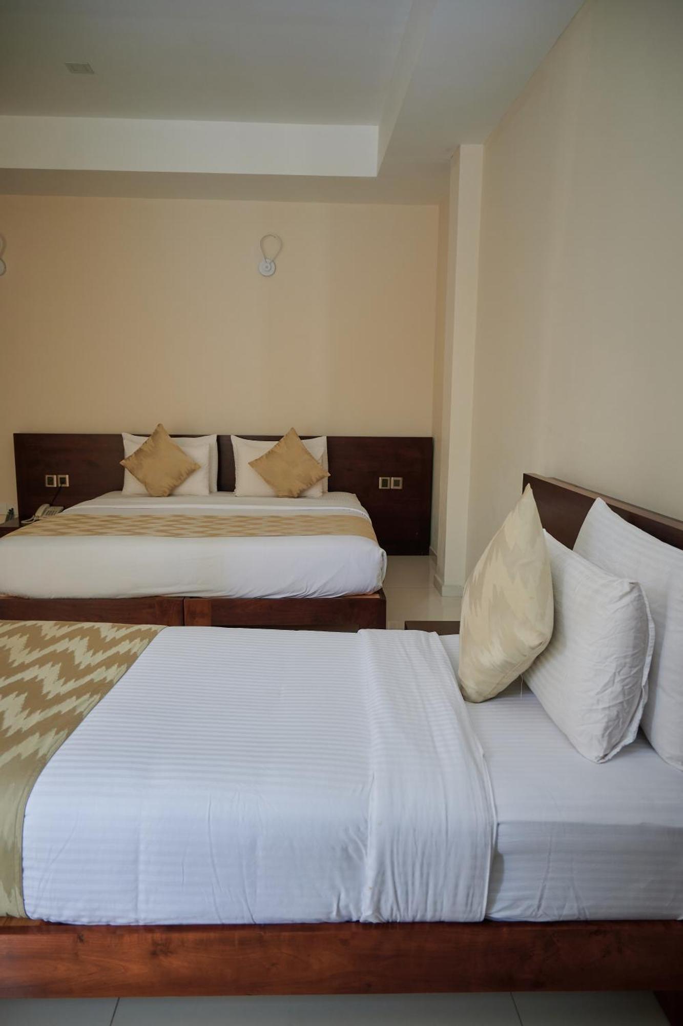 Kethumathee Hotel&Banquet Ratnapura Bagian luar foto