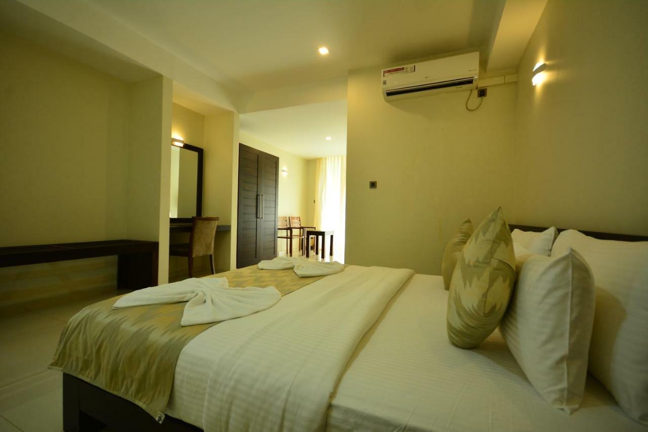 Kethumathee Hotel&Banquet Ratnapura Bagian luar foto