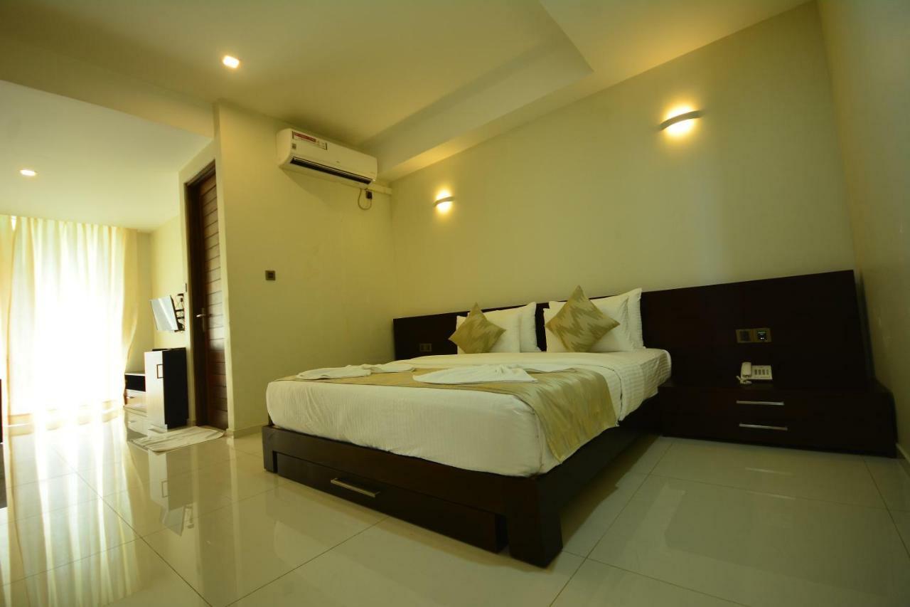 Kethumathee Hotel&Banquet Ratnapura Bagian luar foto