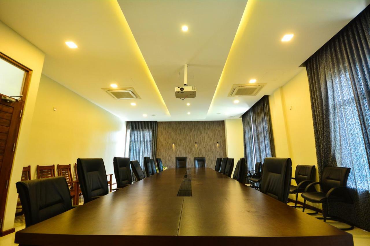 Kethumathee Hotel&Banquet Ratnapura Bagian luar foto
