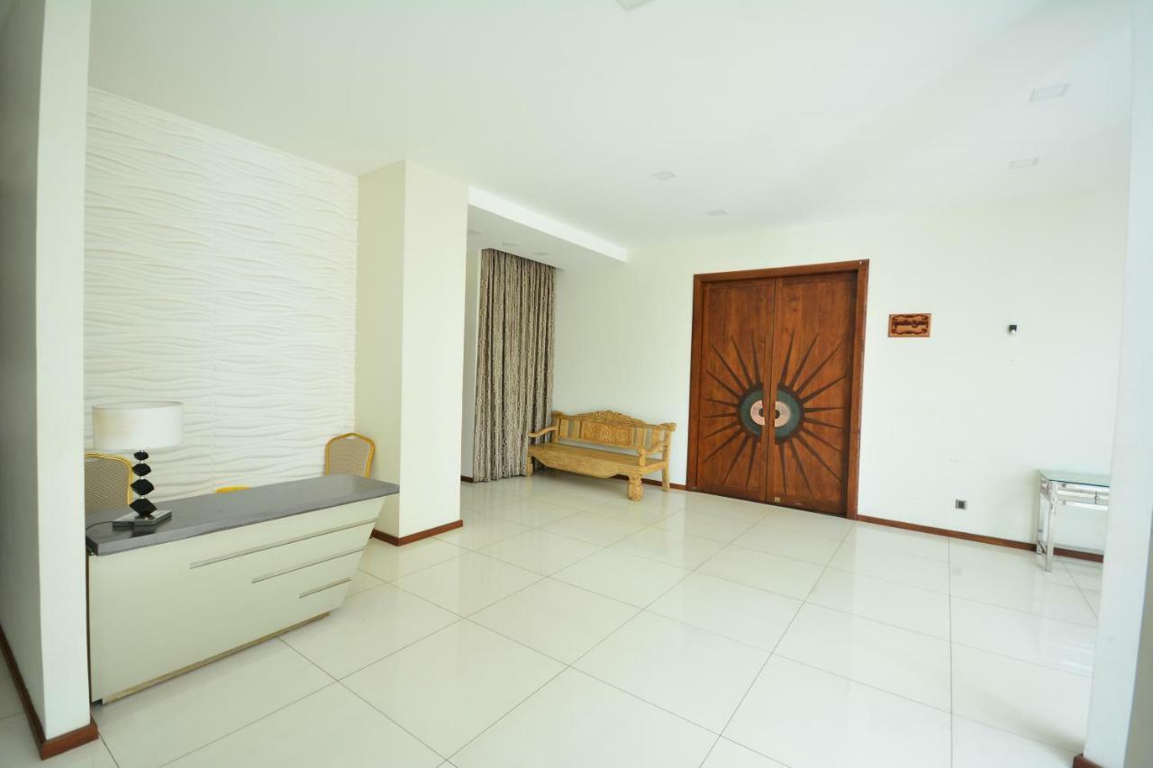 Kethumathee Hotel&Banquet Ratnapura Bagian luar foto